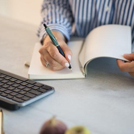 Katharina Sophie Krause schreibt in ihr Notizbuch.